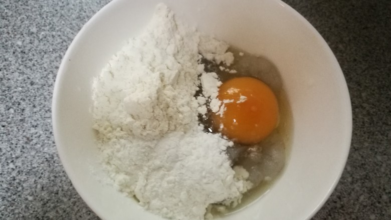 软炸虾仁,加<a style='color:red;display:inline-block;' href='/shicai/ 9'>鸡蛋</a>,面粉,淀粉