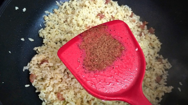 蛋炒饭~粒粒分明,Q弹有嚼劲,加入<a style='color:red;display:inline-block;' href='/shicai/ 720'>胡椒粉</a>