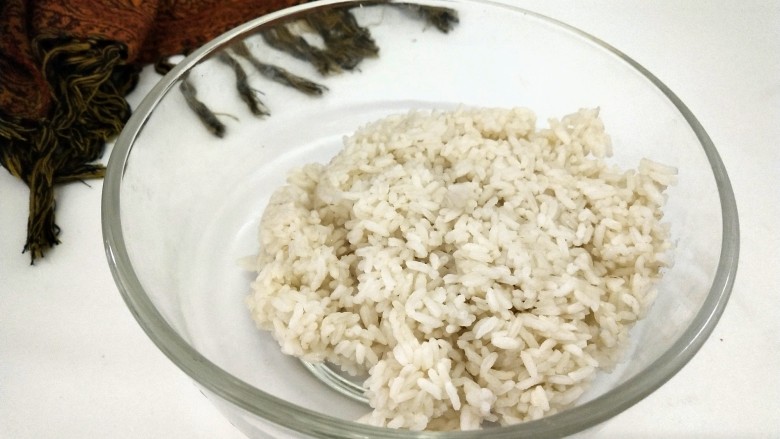蛋炒饭~粒粒分明,Q弹有嚼劲,<a style='color:red;display:inline-block;' href='/shicai/ 6501'>剩米饭</a>倒入碗里
