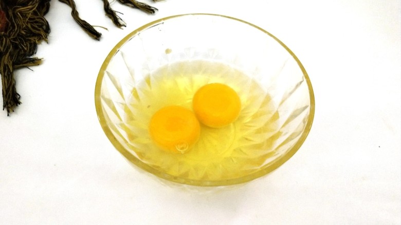 蛋炒饭~粒粒分明,Q弹有嚼劲,<a style='color:red;display:inline-block;' href='/shicai/ 9'>鸡蛋</a>加少许盐打散