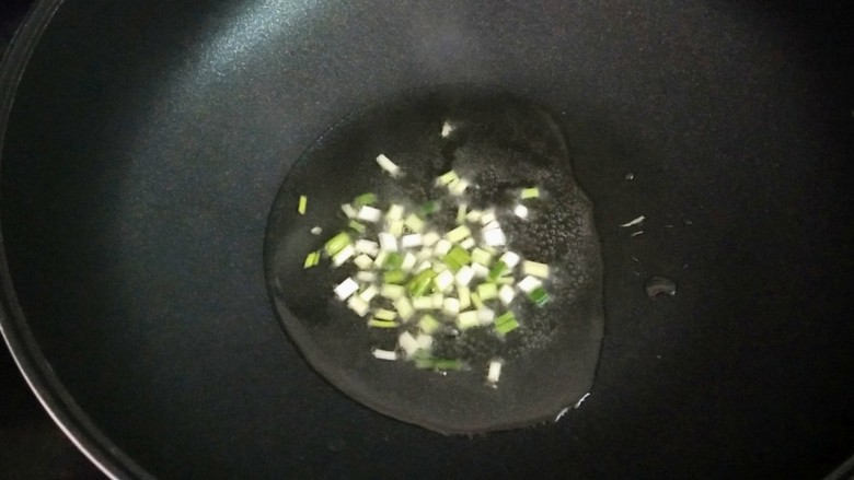 蛋炒饭~粒粒分明,Q弹有嚼劲,热锅凉油,下葱白小火煸香,下腊肠炒出油脂