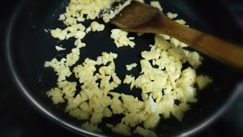 鸡蛋炸酱面,用铲子把蛋饼压碎碎的,盛出