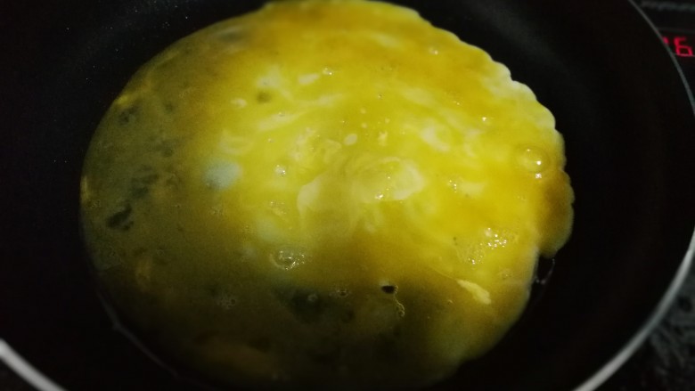 鸡蛋炸酱面,油温升起后,倒入蛋液,摊成鸡蛋饼