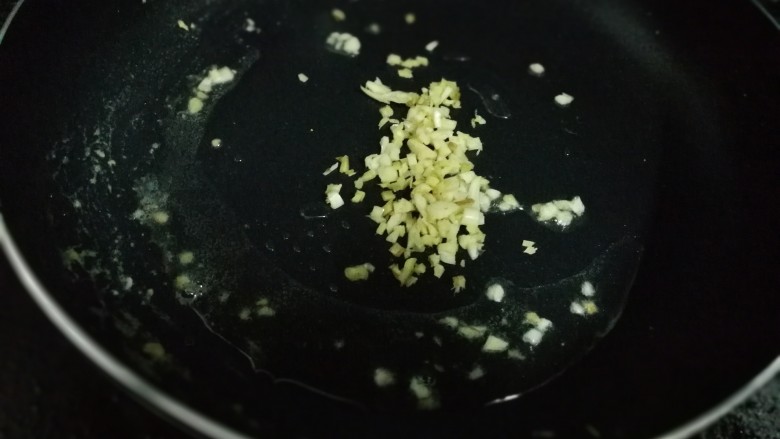 鸡蛋炸酱面,炒锅重新放油,爆香姜蒜末
