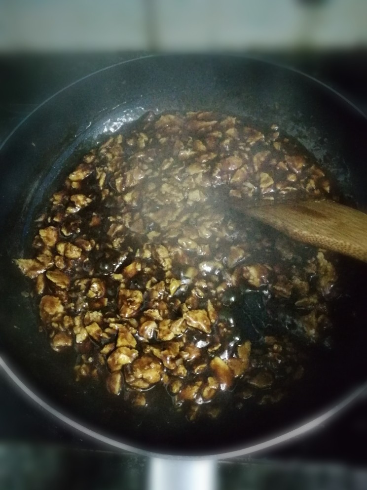 鸡蛋炸酱面,待鸡蛋酱浓稠时,关火
