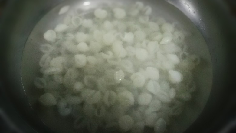 鸡蛋炸酱面,贝壳面放入滚水里煮熟(可以换成面条)