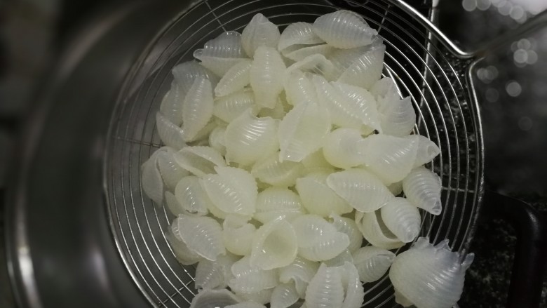 鸡蛋炸酱面,捞出沥干水份,淋入1勺芥花油拌均匀