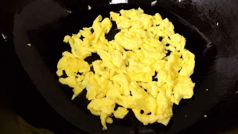 紫菜虾米蛋炒饭,热锅倒适量<a style='color:red;display:inline-block;' href='/shicai/ 846'>色拉油</a>,把鸡蛋炒熟