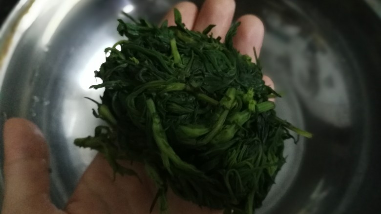 艾叶鸡蛋卷饼,捞出,过冷水后用手攥干水份