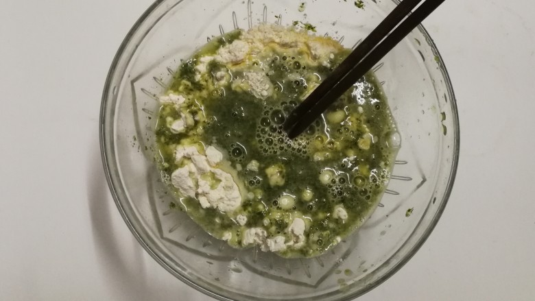 艾叶鸡蛋卷饼,加入艾草糊,一边慢慢加一边用筷子搅拌