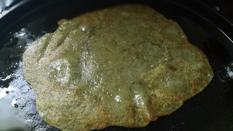 艾叶鸡蛋卷饼,煎一面定形,翻面后煎熟盛出