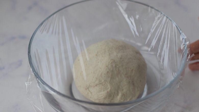 无油无糖葡萄干欧包,收圆后放到容器内,密封好,室温发酵