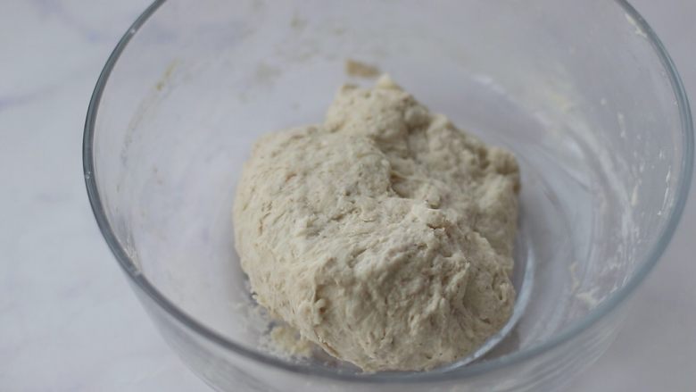 无油无糖葡萄干欧包,用刮刀搅拌按压,直到没有干粉,成团即可,盖保鲜膜静置半小时