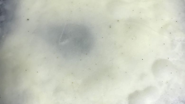 煎饼果子,上锅摊平,平底锅的话就摇匀,我用的电饼档,然后那拨板拨匀