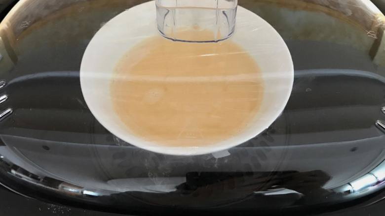 蒸蛋羹【GOURMETmaxx西式厨师机】,3. 杯内直接加入400克水,安装蒸锅,设置【时间18分钟,温度110度】,蒸好后淋上<a style='color:red;display:inline-block;' href='/shicai/ 692'>酱油</a>就可以开动啦!