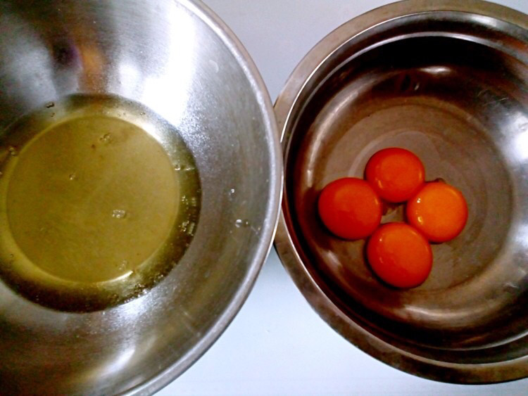 肉松小贝,分离四个<a style='color:red;display:inline-block;' href='/shicai/ 9'>鸡蛋</a>,盛放蛋清的容器要保证无水无油。