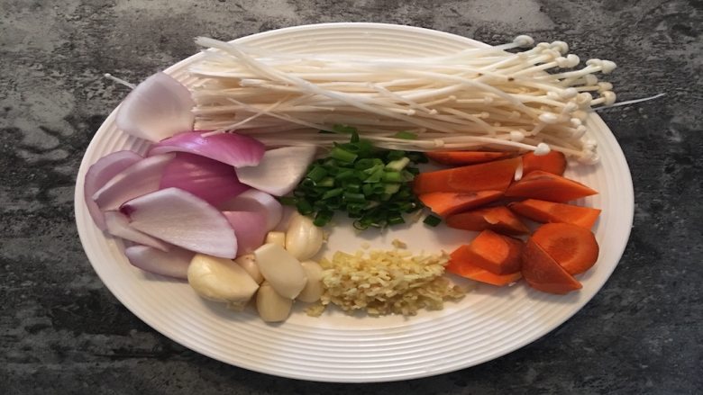 健身减脂杂蔬烤海鱼,腌制鱼肉的过程可以把蔬菜处理好;