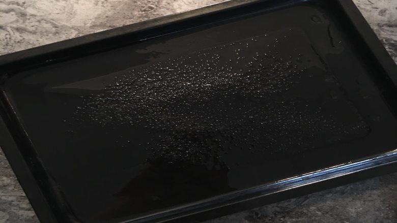 健身减脂杂蔬烤海鱼,鱼腌好后,烤箱预热,在烤盘中倒入少量食用油并放入少许食盐;