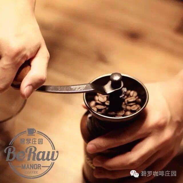 健身减脂杂蔬烤海鱼,鱼烤至过程中,将20克(两杯用量)城市烘焙阿拉比卡咖啡豆研磨为白砂糖粗细,手冲萃取300ml咖啡作为佐餐饮品;
