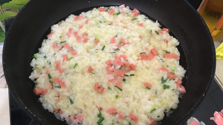 香葱火腿肠鸡蛋米饭煎饼,用铲子辅助,铺成圆形