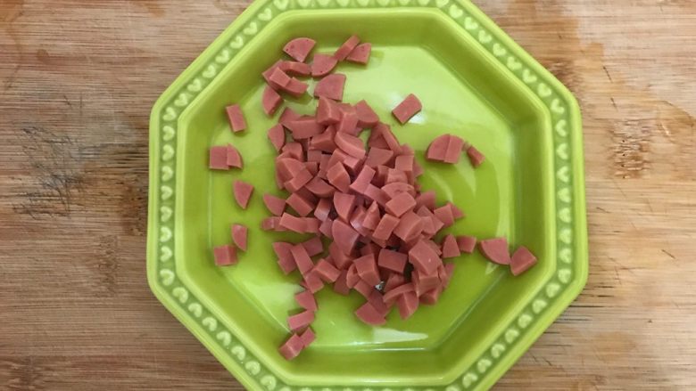香葱火腿肠鸡蛋米饭煎饼,<a style='color:red;display:inline-block;' href='/shicai/ 437'>火腿肠</a>去外包装,切成小块,备用