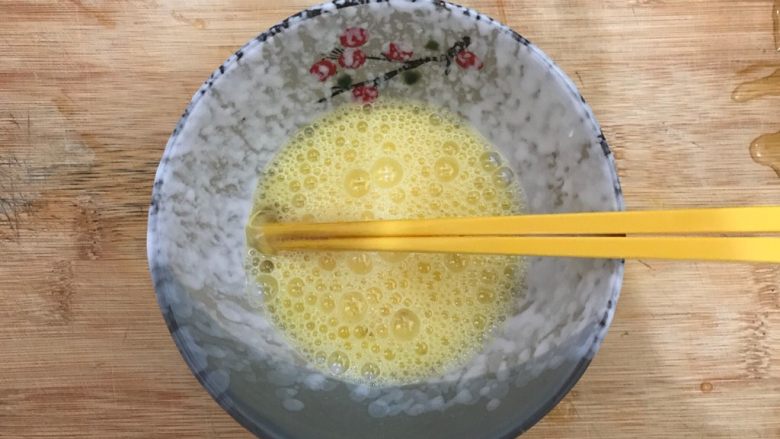香葱火腿肠鸡蛋米饭煎饼,鸡蛋磕入碗内,打散,备用