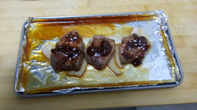 家常版——黑胡椒烤牛排,取出翻面，均匀涂上<a style='color:red;display:inline-block;' href='/shicai/ 7633'>黑胡椒酱</a>，再烤3分钟。