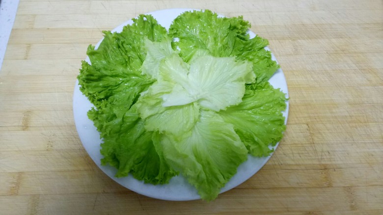 家常版——黑胡椒烤牛排,<a style='color:red;display:inline-block;' href='/shicai/ 121'>生菜</a>洗净摆入盘中。