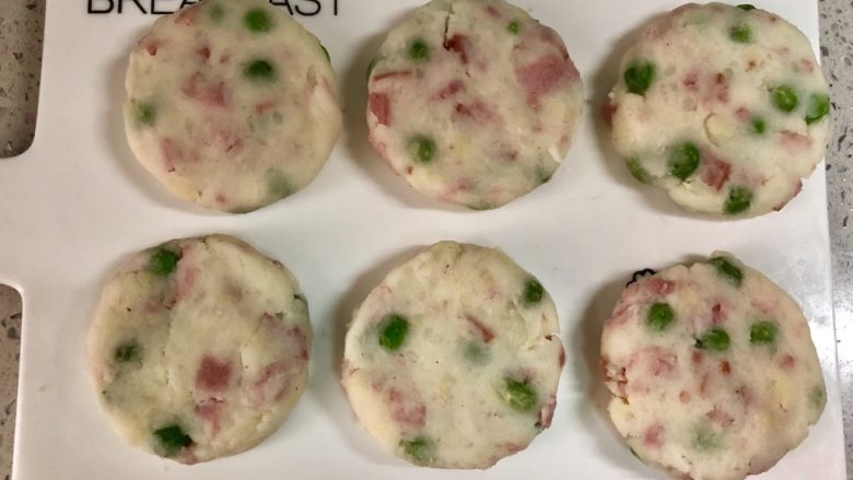 培根豌豆土豆饼,把土豆团分成45克左右一个的小团,揉圆按扁。做成饼状。