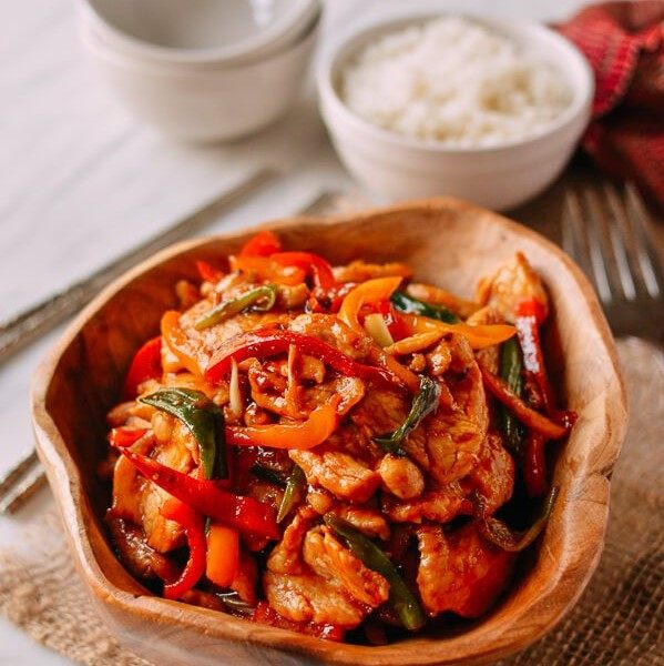 泰国辣酱炒鸡肉,配上米饭