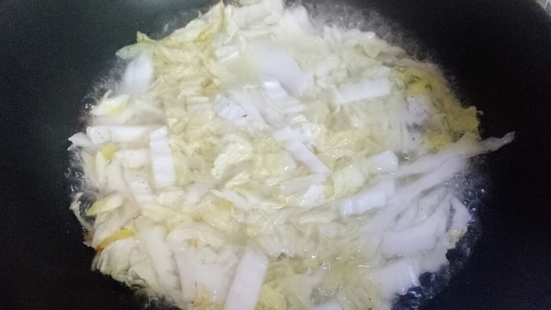 白菜炖豆果,加适量开水,白菜会出水,水跟白菜平齐就行。