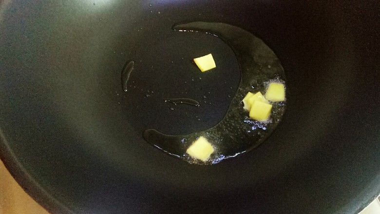 白菜炖豆果,锅里加适量油烧热 爆香生姜