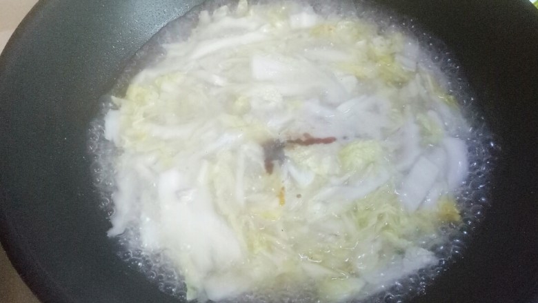 白菜炖豆果,加适量 生抽 耗油 盐调味