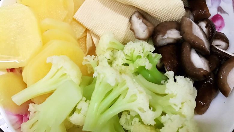 简易版钵钵鸡——冷锅串串,烧一锅水把素菜分别煮熟,煮熟后捞出过凉水