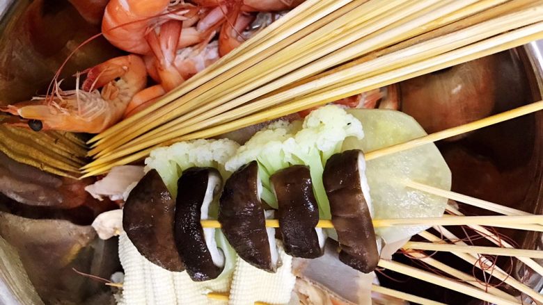 简易版钵钵鸡——冷锅串串,所有食材都煮熟放凉后,用竹签串起来