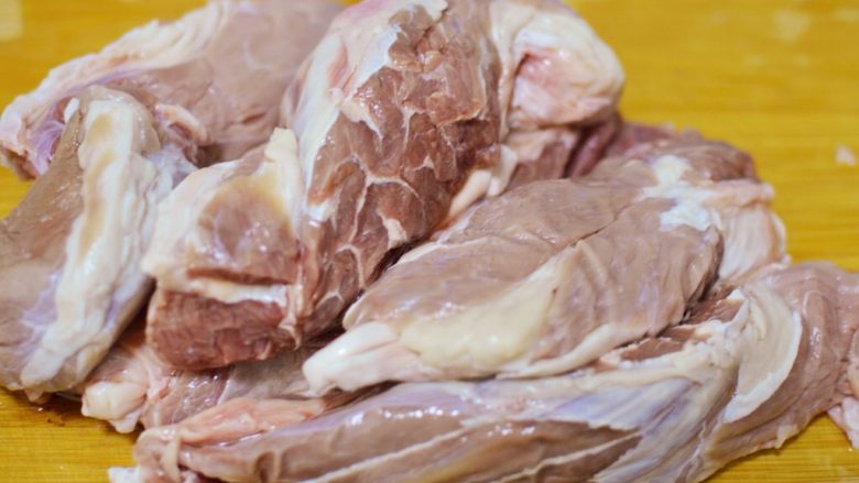 香卤牛肉,与此同时,将牛肉改刀成大块。