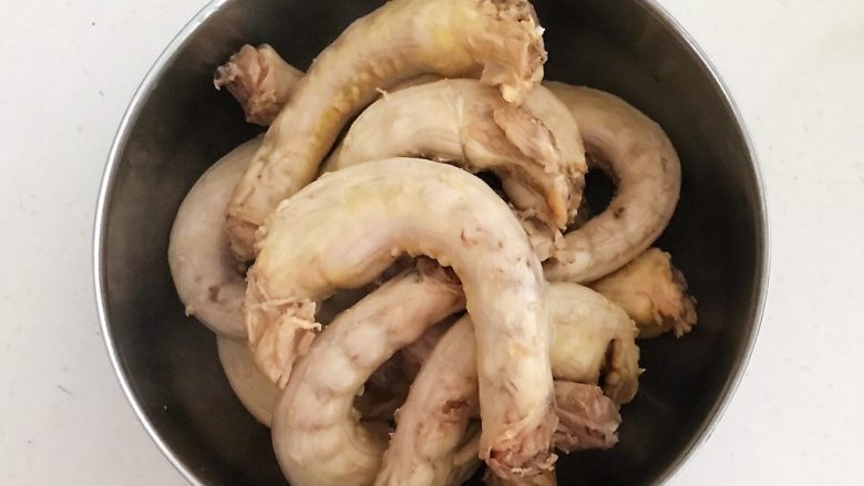 香辣卤鸡脖,把焯好的鸡脖捞出来,用温水清洗干净沥干水份