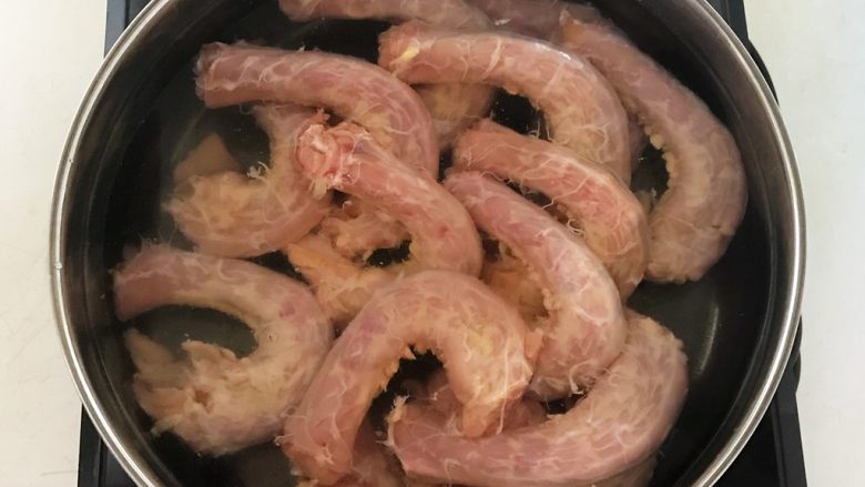 香辣卤鸡脖,锅里加入冷水,放入鸡脖
