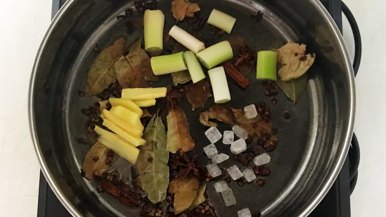 香辣卤鸡脖,加入葱段,姜片和冰糖