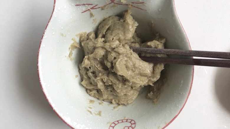 香菇虾丸,放入干净的碗里,开始用筷子绕圈搅拌