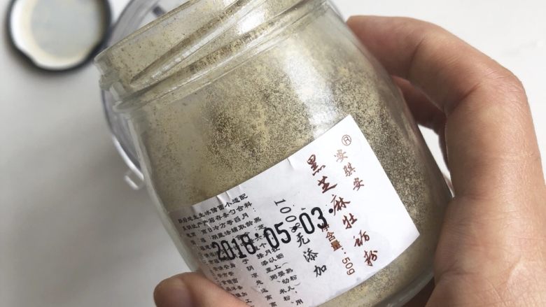 香菇虾丸,加入一勺黑芝麻牡蛎粉调味,一岁以上如果已经添加盐巴可以加入少许盐巴