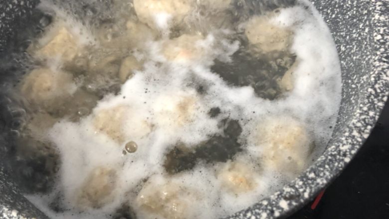 香菇虾丸,煮至虾丸飘起,起浮沫,再煮半分钟