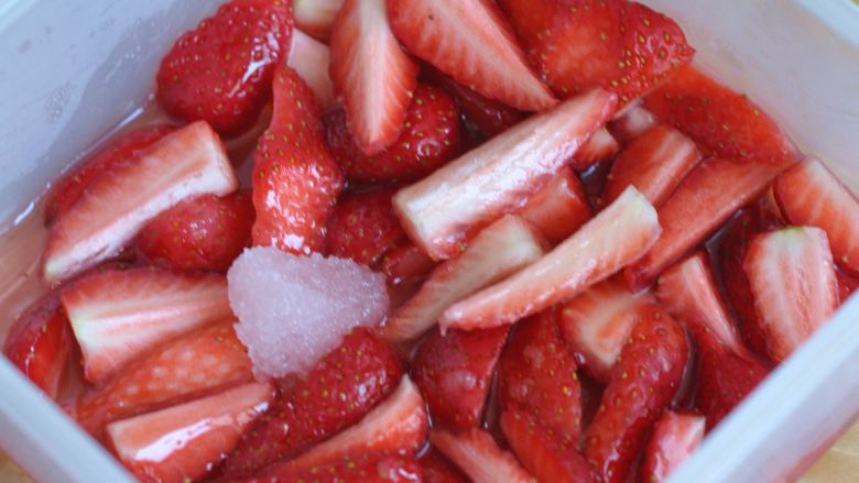 草莓炼乳肠粉,加入<a style='color:red;display:inline-block;' href='/shicai/ 10588'>糖</a>,腌制一小时出汁。
