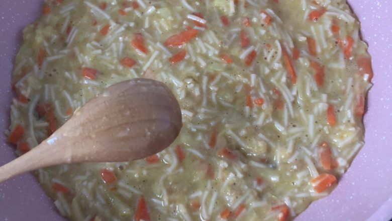 面条鸡蛋卷,平底锅刷一层薄油,倒入后用勺背摊平表面及四周