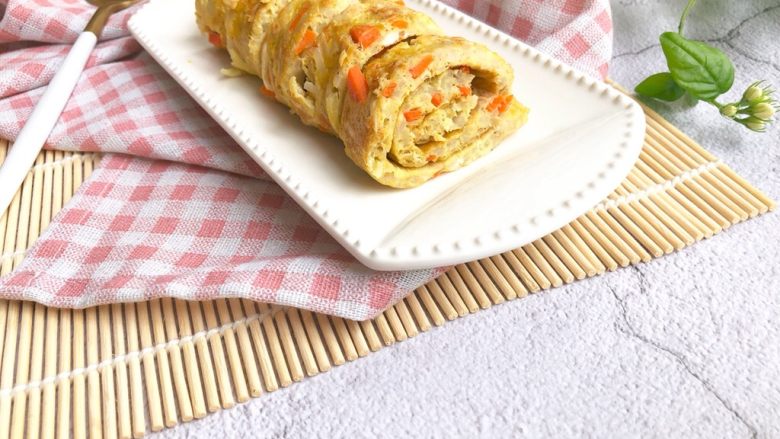 面条鸡蛋卷,啦啦啦~可爱的小蛋卷就完成咯~~ 口感非常软嫩,宝宝也很容易咀嚼,可以让宝宝自己洗干净小手抓着吃,略微有嚼劲,适合趁热吃哦,娃一口一个吃得香喷喷的