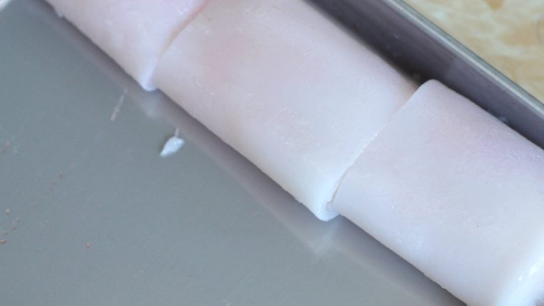 草莓炼乳肠粉,最后将肠粉卷完,切成段状。