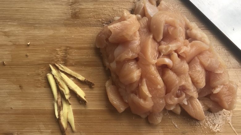 快手减脂餐,杂蔬鸡肉小方,姜切蓉,鸡胸肉再切丁。