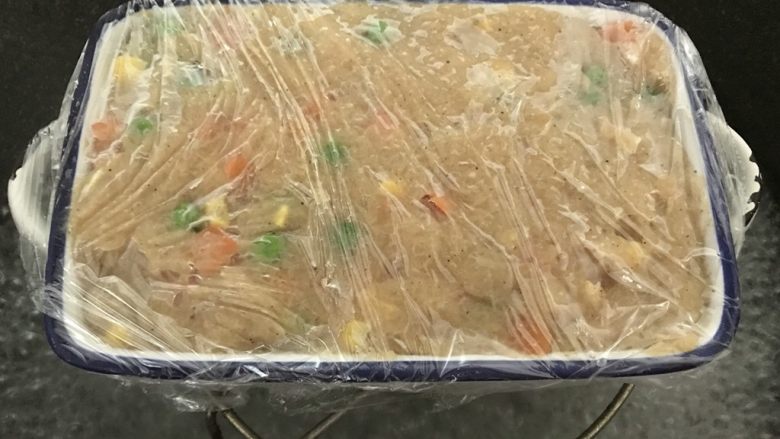 快手减脂餐,杂蔬鸡肉小方,方碗包上保鲜膜,然后大火炒锅烧开水后,上架上碗蒸8分钟。