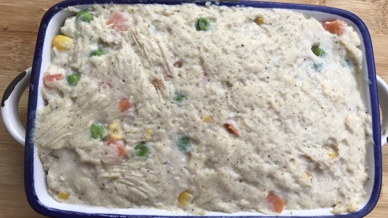 快手减脂餐,杂蔬鸡肉小方,蒸好后,出锅,去保鲜膜。