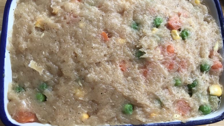 快手减脂餐,杂蔬鸡肉小方,取一个方碗,把鸡肉茸倒入,然后用勺子整平并压实。